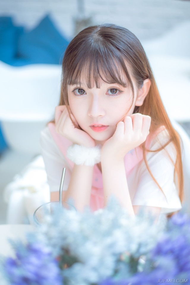 “庞先生误会，此乃刘璝一人之言，与我等无关，我等并无此意。”大帐中，短暂的寂静之后，一名武将突然站出来，微笑着来到庞统身边，瞪眼看向两名刘璝的亲卫，厉声喝道：“大胆，还不松开庞先生。”